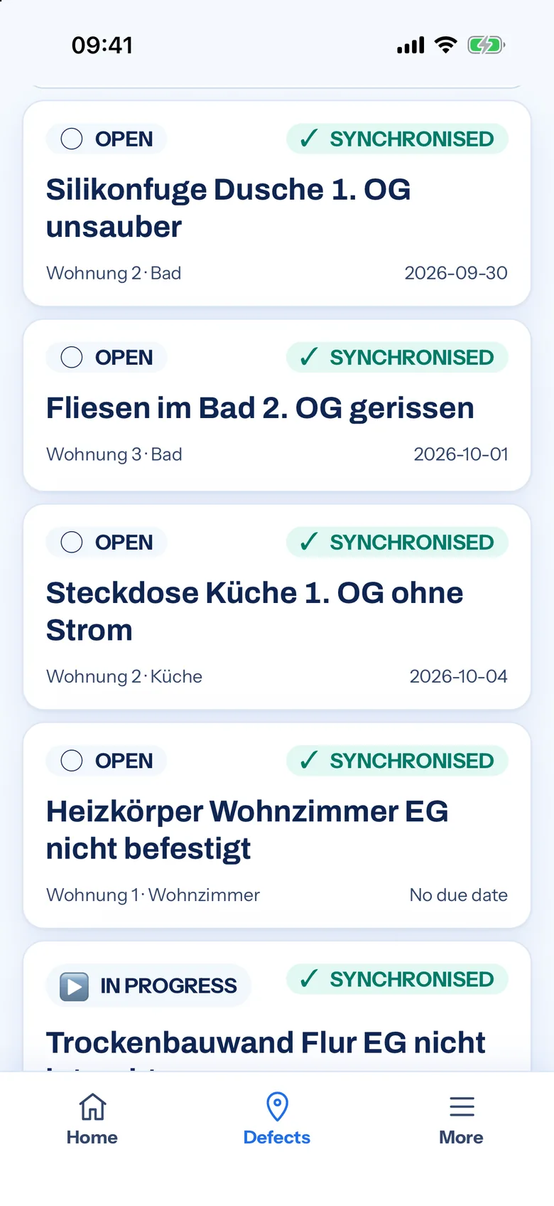 Defect list of the Gewerkton app on an iPhone with demo data: open defects such as a silicone joint, cracked tiles and a dead socket, each with flat, room, deadline and the status “synchronised”